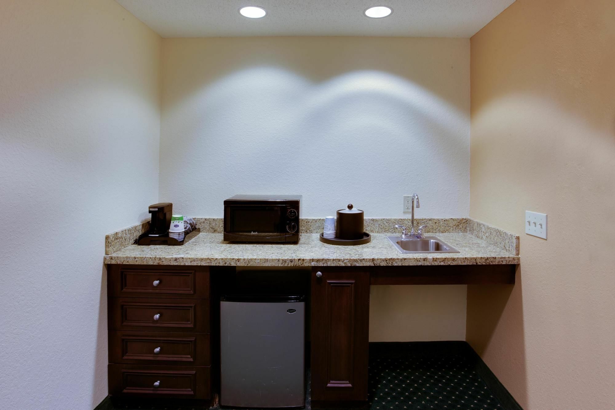 Hampton Inn By Hilton Garden City Long Island Экстерьер фото